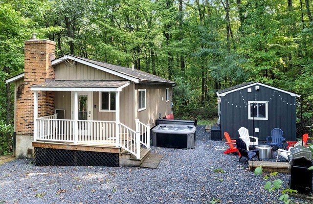 Amazing Cabin + Tiny Cabin with Hot-tub and Fire Pit in New Market, Virginia