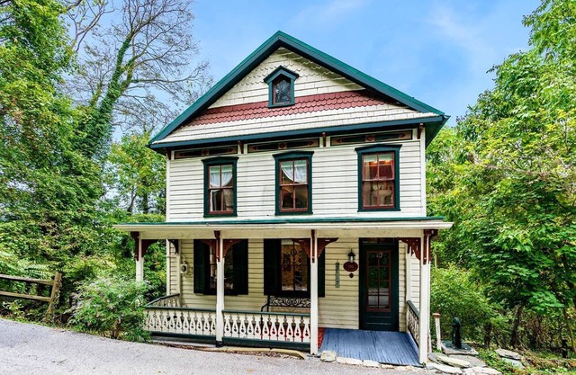 Enchanting Victorian Cottage Just Steps From All the Major Sites in Harpers Ferry, WV