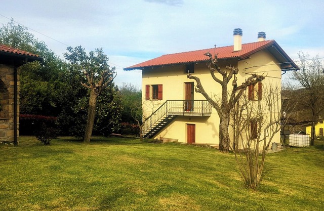 Accommodation the oak trees, cottage with large garden