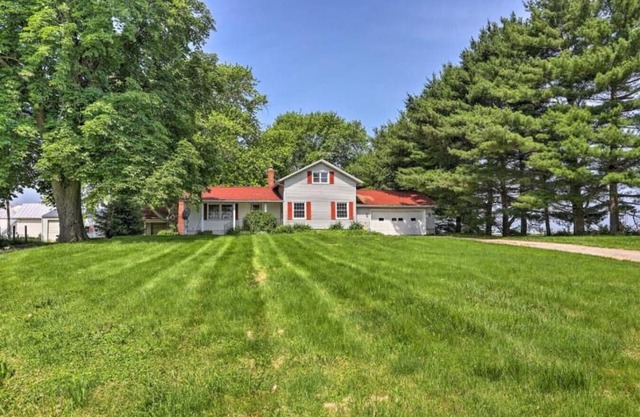 555) Massive 3 bedroom with plenty of parking!