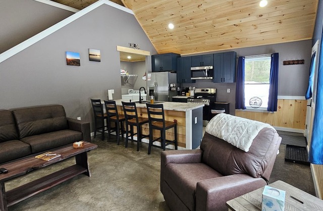 Private 2-bedroom cabin with WiFi in Owls Head