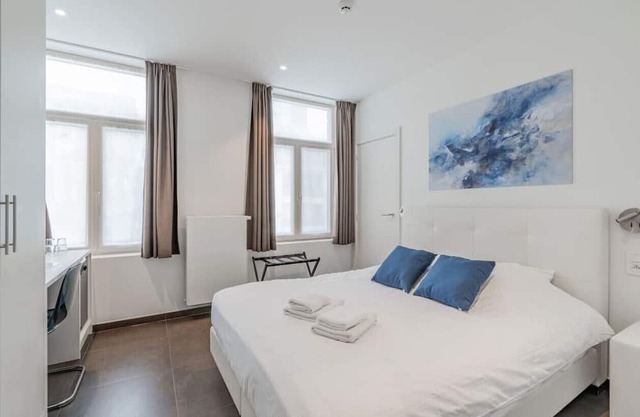 Elegant room with private bathroom near city center