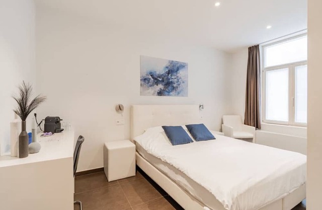 Elegant room with private bathroom near city center