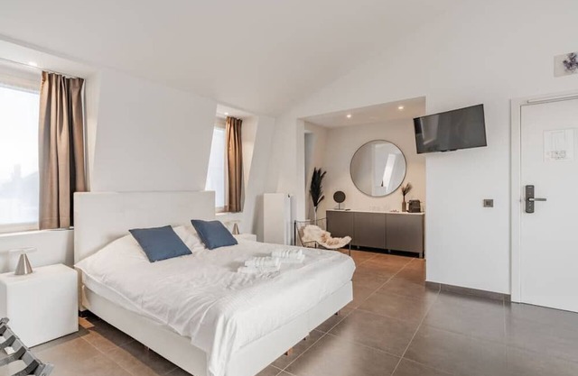 Luxury two-room suite with balcony near city center