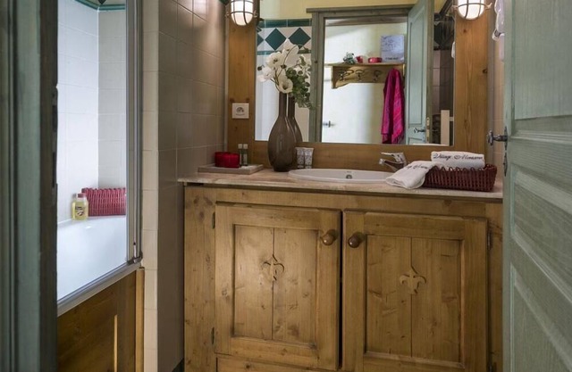 Wifi, ski-in/ski-out & foot of the slopes, balcony, tv, ski locker, 98m², Tignes