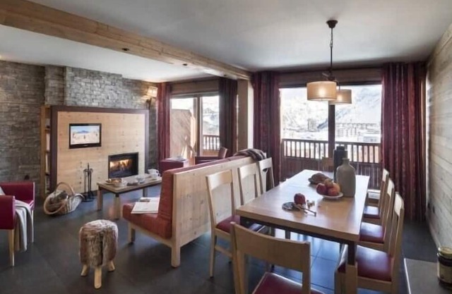 Wifi, ski-in/ski-out & foot of the slopes, balcony, fireplace or stove, tv, ski locker, 100m²