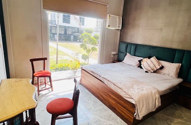 Terrific 6-bedroom house in Noida