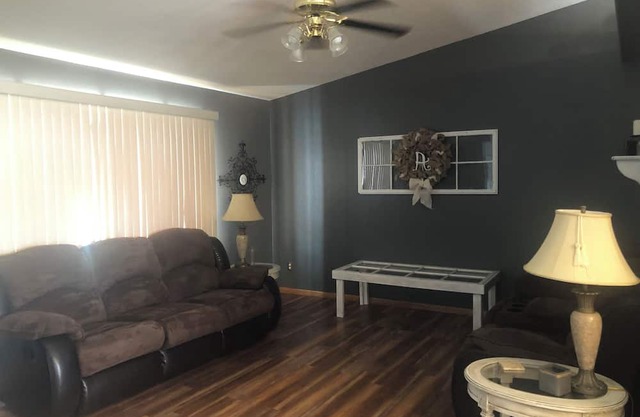 Spacious 5-bedroom house in fantastic Sturgis with AC, WiFi