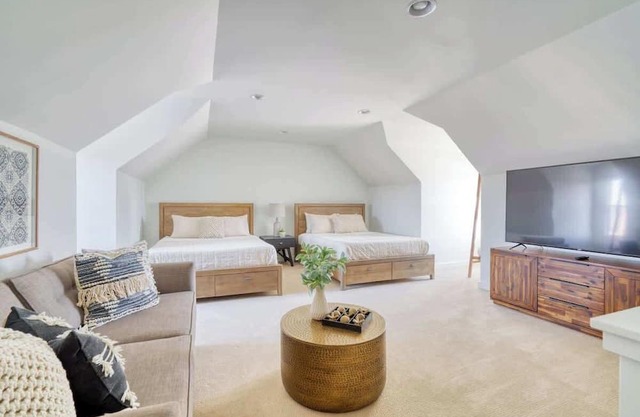 Spacious Townhome Combination for the Whole Family