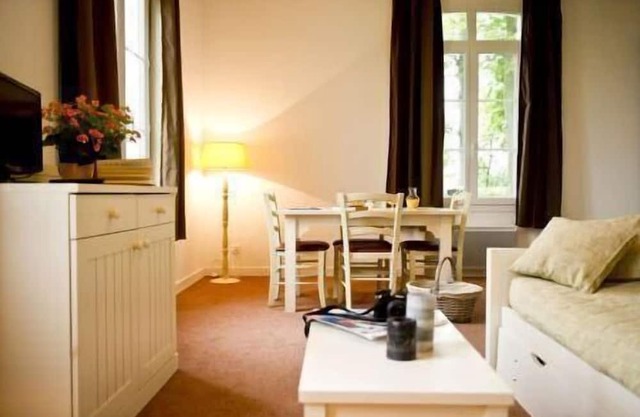 Swimming pool, parking, tv, 35-45m², Etretat