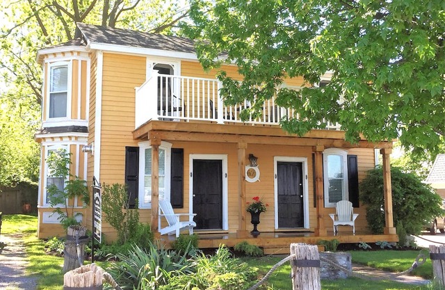 Charming canal front guest cottage, close to Niagara Falls and wineries.