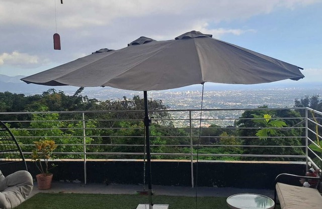 Charming 2-bedroom townhome in welcoming Kingston with WiFi