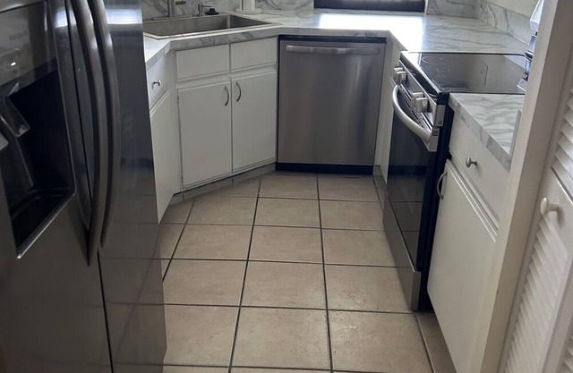 FORT MYERS GETAWAY! 2-bedroom condo with WiFi, AC