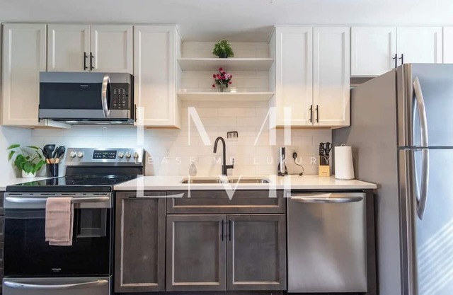 Corporate 2-Bedroom Townhome in beautiful Cleveland with Central AC, WiFi