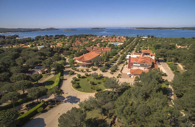 Mobilehome with air conditioning, terrace and pool