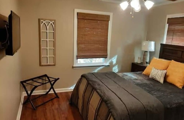 Cozy 2-bedroom cottage in quiet McDonough area with WiFi, AC, & country setting