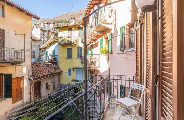 Period house of 125 square meters located on three floors with independent entrance (NO elevator), able to comfortably accommodate up to 6 people.The accommodation is located in the heart of Colonno, a characteristic medieval village of Lariano.The prope