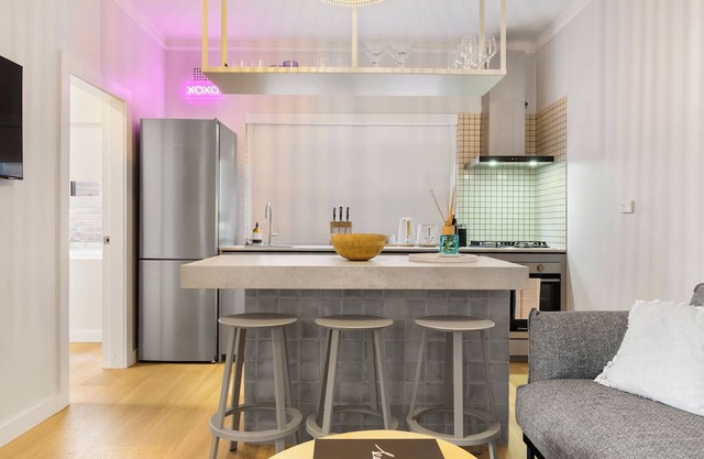 Luxe 2BR w/Smart TV Steps from Bondi Beach