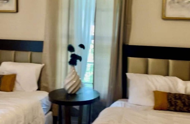 Perfectly located cute clean family friendly 4-bdrm house in upper westside ATL.