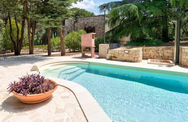 Charming country house with heated pool & park