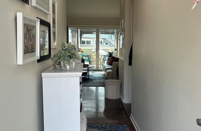 Charming, 2 Bed, 1 bath one- level TH w private patio w/in 2 mi of hospital