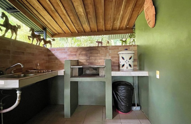 Linda cabaña rústica en Sarapiqui de Heredia con piscina y wifi