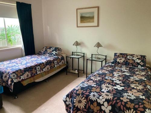 Home Stay on High Room 1 Queen Bed and Room 2 King Bed OR Two Single Beds