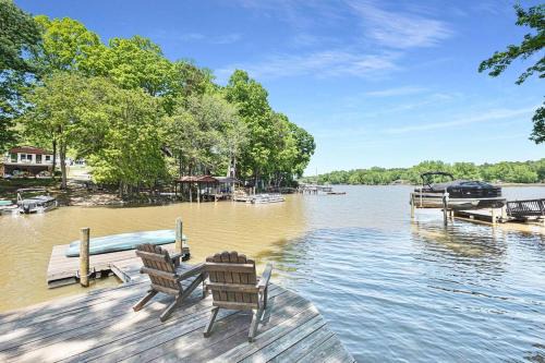 Paradise Lake House: A Lakefront Retreat
